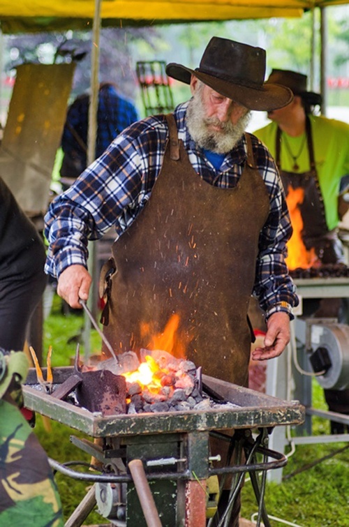 Ludzie w żelaznych maskach. XV Turniej Kowali &bdquo;O Srebrne Klucze Legnicy&rdquo; (Park Miejski 24 &ndash;25 maja 2014 r.)