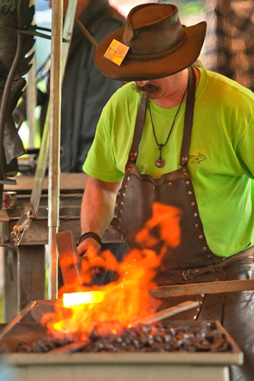 Ludzie w żelaznych maskach. XV Turniej Kowali &bdquo;O Srebrne Klucze Legnicy&rdquo; (Park Miejski 24 &ndash;25 maja 2014 r.)