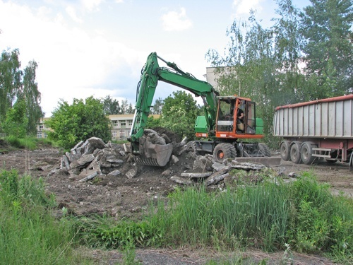 Elbeowski plac zabaw przy Stanisławowskiej wymagał ciężkiego sprzętu