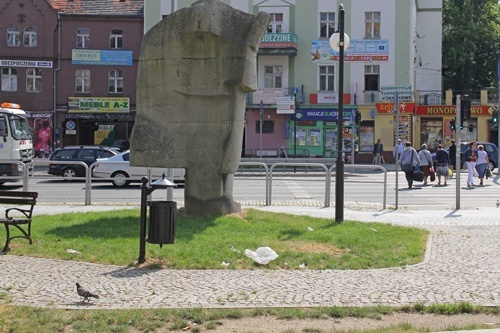 Kosze prawie puste, a najbliższa okolica zaśmiecona