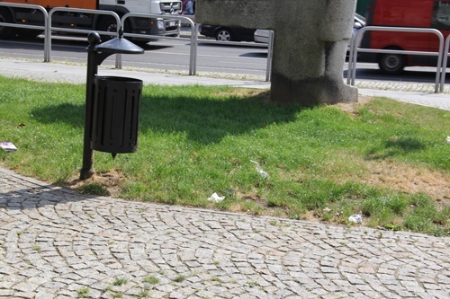 Kosze prawie puste, a najbliższa okolica zaśmiecona