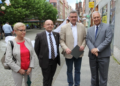 Przechodniu, powiedz żonie,  że jestem na Satyrykonie