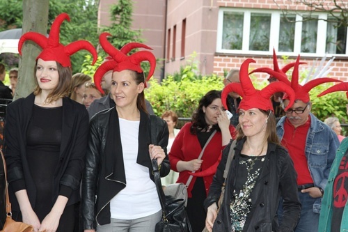 Przechodniu, powiedz żonie,  że jestem na Satyrykonie