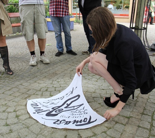 Przechodniu, powiedz żonie,  że jestem na Satyrykonie