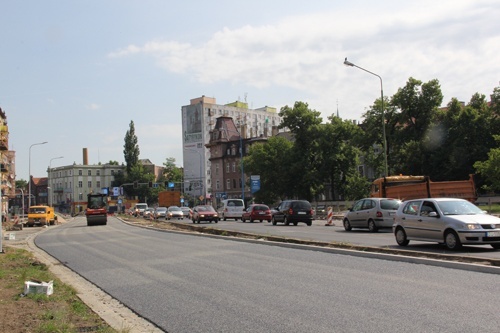 Na Witelona i Skarbka kładziona jest nawierzchnia