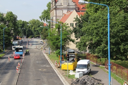 Na Witelona i Skarbka kładziona jest nawierzchnia