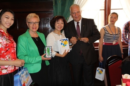 Uczestnicy festiwalu &bdquo;Świat pod Kyczerą&rdquo; z wizytą u prezydenta Legnicy