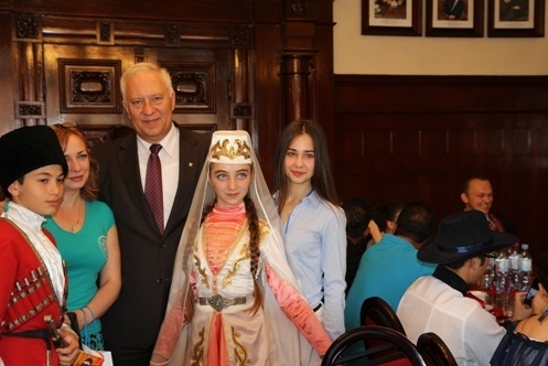 Uczestnicy festiwalu &bdquo;Świat pod Kyczerą&rdquo; z wizytą u prezydenta Legnicy