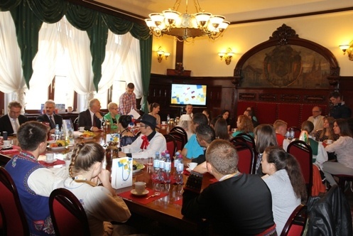 Uczestnicy festiwalu &bdquo;Świat pod Kyczerą&rdquo; z wizytą u prezydenta Legnicy