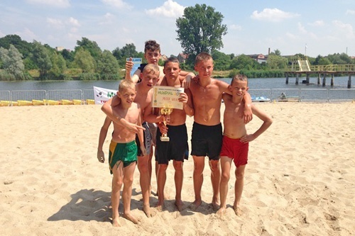 Mundialowa piłka nożna na plaży Kormorana