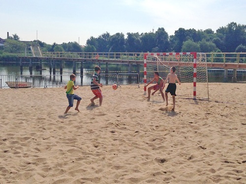 Mundialowa piłka nożna na plaży Kormorana