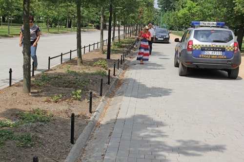 Złodzieje ukradli nowiutkie ogrodzenie przy al. Orła Białego