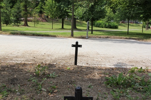 Złodzieje ukradli nowiutkie ogrodzenie przy al. Orła Białego