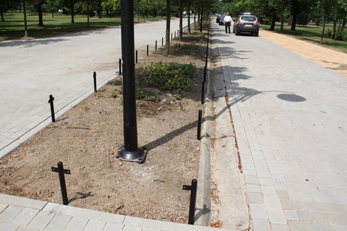 Złodzieje ukradli nowiutkie ogrodzenie przy al. Orła Białego