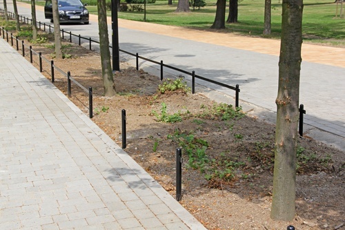 Złodzieje ukradli nowiutkie ogrodzenie przy al. Orła Białego