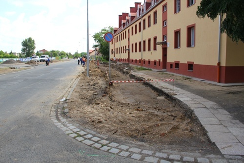 LBO to jest to! Na Okrężnej oświetlenie gotowe, chodnik w budowie