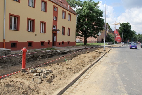 LBO to jest to! Na Okrężnej oświetlenie gotowe, chodnik w budowie