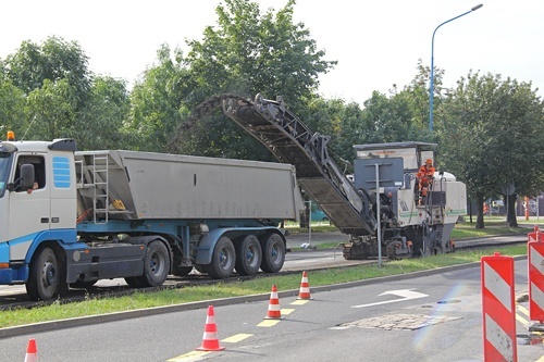 Asfalt z ul. Moniuszki na polepszenie dróg w rejonie Starych Piekar