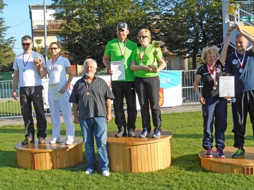 Kołczan pełen medali legnickich łucznik&oacute;w