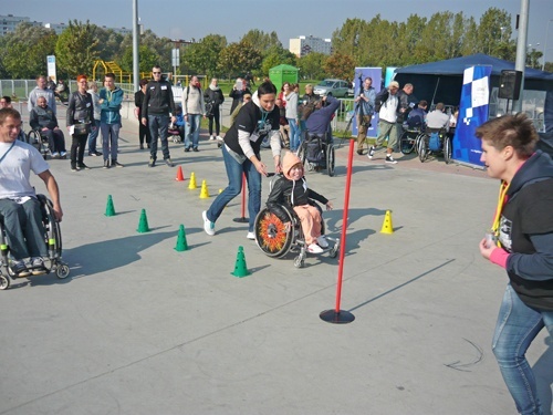 Niepełnosprawni na skateparku