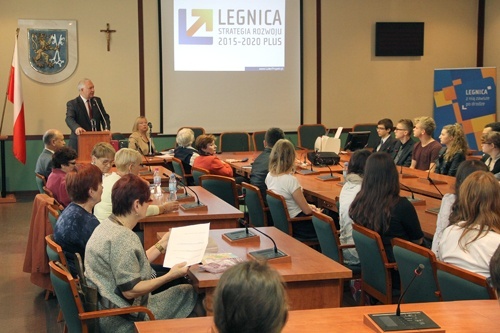 Prezydent zaprezentował Strategię Rozwoju Legnicy na lata 2015-2020 Plus seniorom i młodzieży
