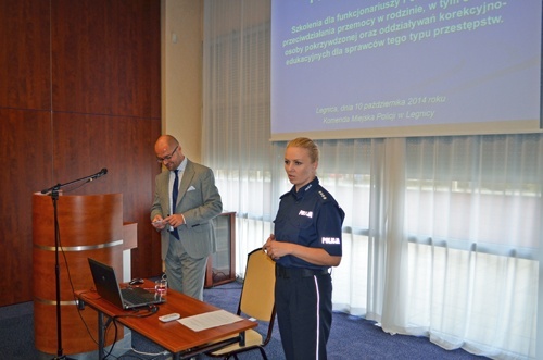 Legniccy policjanci przeciw przemocy w rodzinie.  Wkrótce konferencja na ten temat