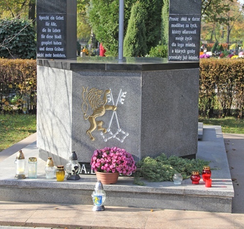 Zapłonęły znicze na grobach zasłużonych legniczan