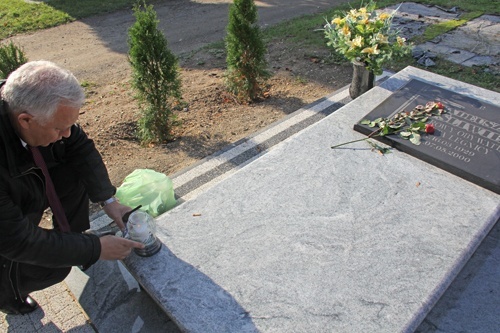 Zapłonęły znicze na grobach zasłużonych legniczan