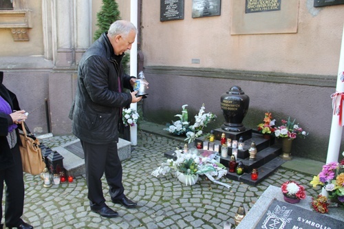 Zapłonęły znicze na grobach zasłużonych legniczan