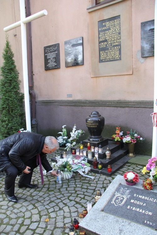 Zapłonęły znicze na grobach zasłużonych legniczan