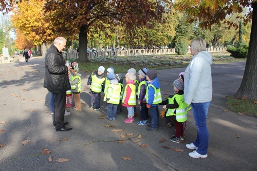 Zapłonęły znicze na grobach zasłużonych legniczan