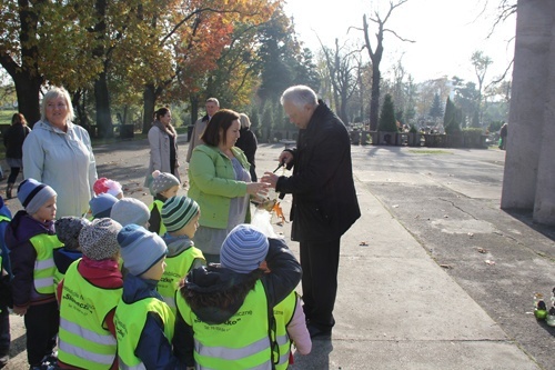 Zapłonęły znicze na grobach zasłużonych legniczan