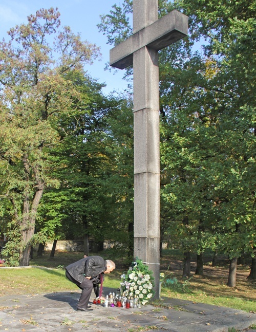 Zapłonęły znicze na grobach zasłużonych legniczan