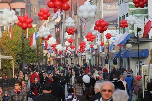  Legniczanie radośnie  obchodzili Narodowe Święto Niepodległości