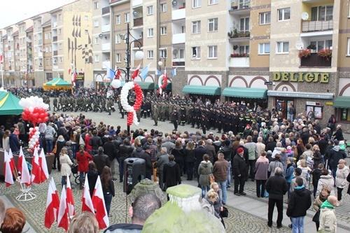 Legniczanie radośnie obchodzili Narodowe Święto Niepodległości  Legniczanie radośnie obchodzili Narodowe Święto Niepodległości  Legniczanie radośnie obchodzili Narodowe Święto Niepodległości  Legniczanie radośnie obchodzili Narodowe Święto Niepodległości Legniczanie radośnie obchodzili Narodowe Święto Niepodległości