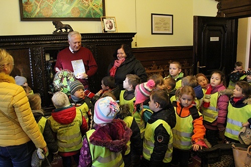 Grupa dzieci z niepublicznego przedszkola &bdquo;Słoneczko&rdquo; wraz z opiekunkami zrobiła dziś (12 grudnia) niespodziankę prezydentowi Legnicy. Przedszkolaki przyszły do Ratusza ze świątecznym upominkiem, wykonanym przez dzieci. Radośnie i głośno pogratulowały Tadeuszowi Krzakowskiemu ponownego wyboru na prezydenta, gromko życzyły wesołych Świąt i szczęśliwego Nowego Roku.  	- Czy Cieszycie się, że już wkr&oacute;tce Święta &ndash; pytał prezydent. &ndash; Tak, tak, bo to Mikołaj, choinka i prezeeenty! &ndash; odpowiadały dzieci. 	- A wiecie, co robi prezydent? &ndash; pada pytanie i r&oacute;wnie szybka, rezolutna odpowiedź: - Robi coś ważnego! 	Wizyta, choć kr&oacute;tka, miała bardzo radosny przebieg. Prezydent życzył przedszkolakom szczęśliwych Świąt w rodzinach i obdarował słodyczami. Były też wsp&oacute;lne zdjęcia.