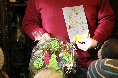 Grupa dzieci z niepublicznego przedszkola &bdquo;Słoneczko&rdquo; wraz z opiekunkami zrobiła dziś (12 grudnia) niespodziankę prezydentowi Legnicy. Przedszkolaki przyszły do Ratusza ze świątecznym upominkiem, wykonanym przez dzieci. Radośnie i głośno pogratulowały Tadeuszowi Krzakowskiemu ponownego wyboru na prezydenta, gromko życzyły wesołych Świąt i szczęśliwego Nowego Roku. - Czy Cieszycie się, że już wkr&oacute;tce Święta &ndash; pytał prezydent. &ndash; Tak, tak, bo to Mikołaj, choinka i prezeeenty! &ndash; odpowiadały dzieci. - A wiecie, co robi prezydent? &ndash; pada pytanie i r&oacute;wnie szybka, rezolutna odpowiedź: - Robi coś ważnego! Wizyta, choć kr&oacute;tka, miała bardzo radosny przebieg. Prezydent życzył przedszkolakom szczęśliwych Świąt w rodzinach i obdarował słodyczami. Były też wsp&oacute;lne zdjęcia.