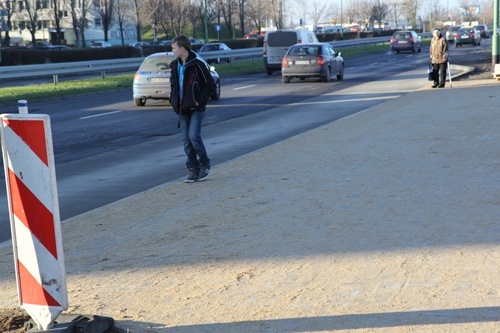 Na Piłsudskiego nowa zatoka z chodnikiem i ścieżką rowerową 