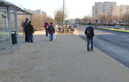 Na Piłsudskiego nowa zatoka z chodnikiem i ścieżką rowerową 
