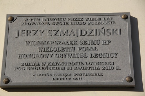 Kwiaty i znicze upamiętniły Jerzego Szmajdzińskiego i Ryszarda Kaczorowskiego 1