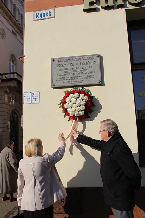 Kwiaty i znicze upamiętniły Jerzego Szmajdzińskiego i Ryszarda Kaczorowskiego 2