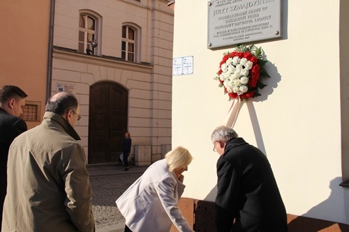 Kwiaty i znicze upamiętniły Jerzego Szmajdzińskiego i Ryszarda Kaczorowskiego