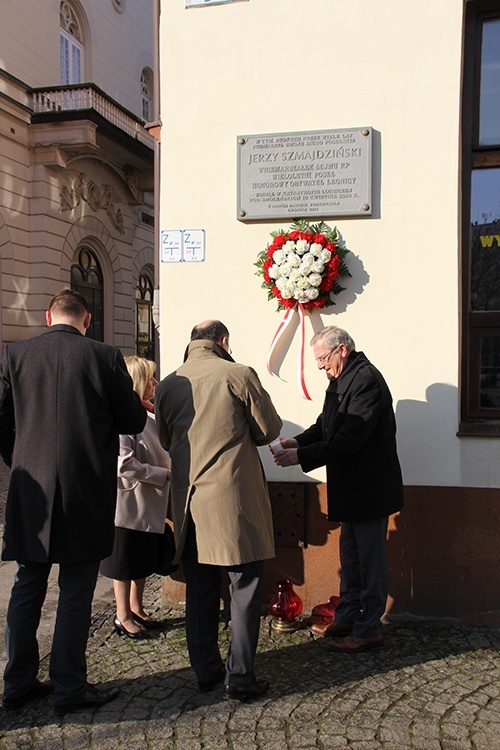 Kwiaty i znicze upamiętniły Jerzego Szmajdzińskiego i Ryszarda Kaczorowskiego 4