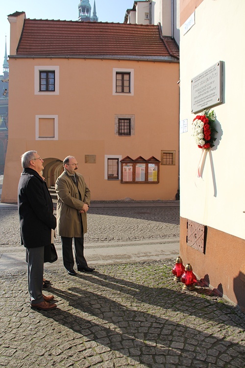 Kwiaty i znicze upamiętniły Jerzego Szmajdzińskiego i Ryszarda Kaczorowskiego 6