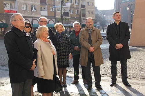 Kwiaty i znicze upamiętniły Jerzego Szmajdzińskiego i Ryszarda Kaczorowskiego 9