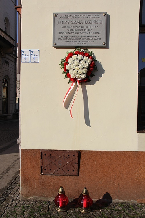 Kwiaty i znicze upamiętniły Jerzego Szmajdzińskiego i Ryszarda Kaczorowskiego 10