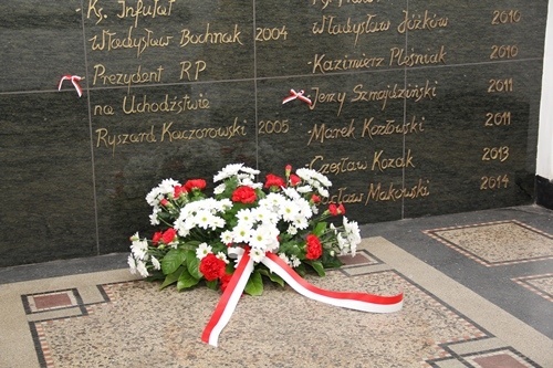 Kwiaty i znicze upamiętniły Jerzego Szmajdzińskiego i Ryszarda Kaczorowskiego 9