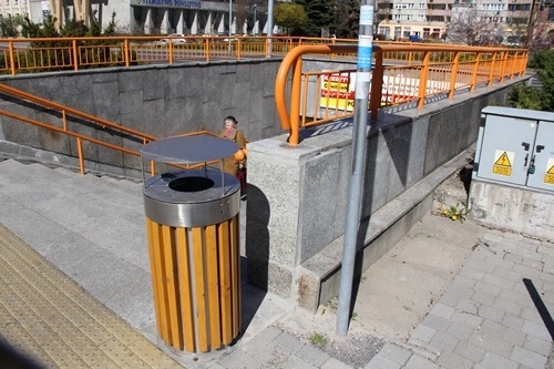 Przybywa pojemnik&oacute;w na śmieci&hellip; i śmieci wok&oacute;ł nich