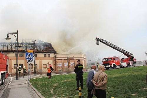 Płonie dawna kolejowa stolarnia w centrum miasta 3