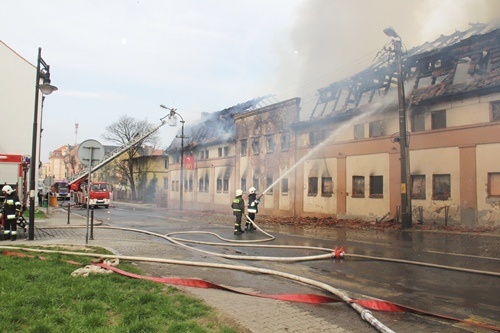 Płonie dawna kolejowa stolarnia w centrum miasta 6